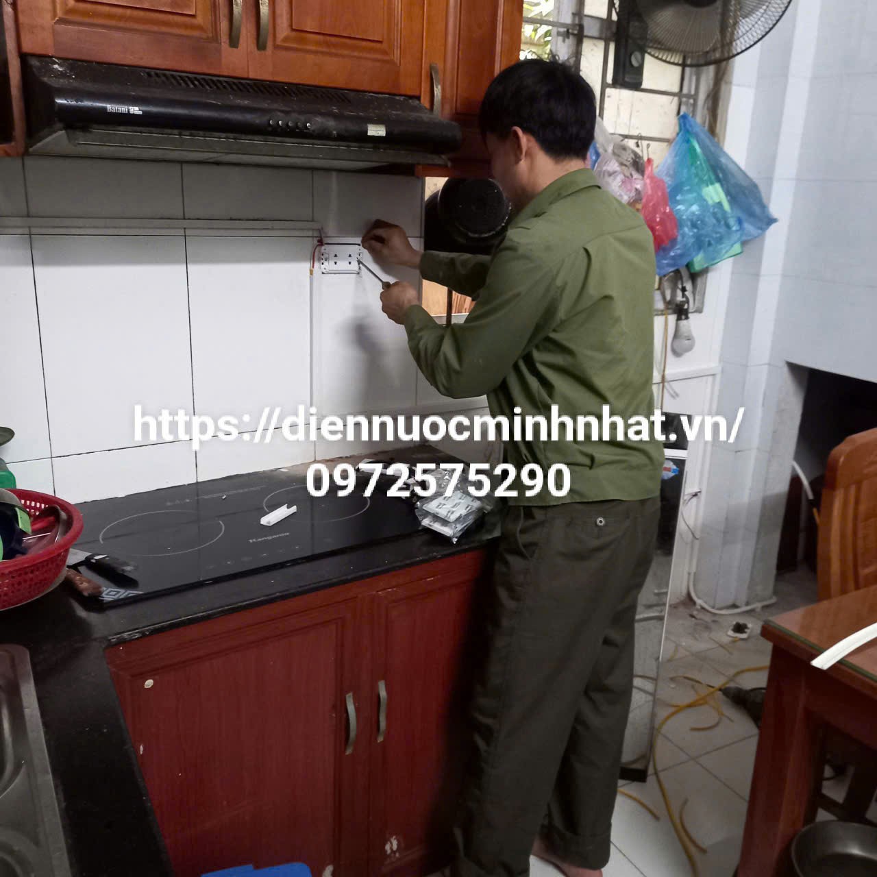 Thợ sửa đường điện tại Ngọc Thụy